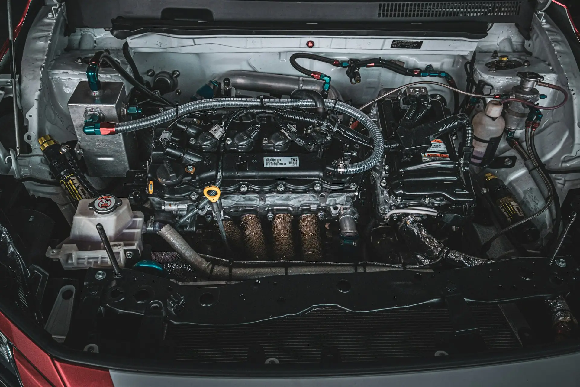 Primer plano del motor de un auto